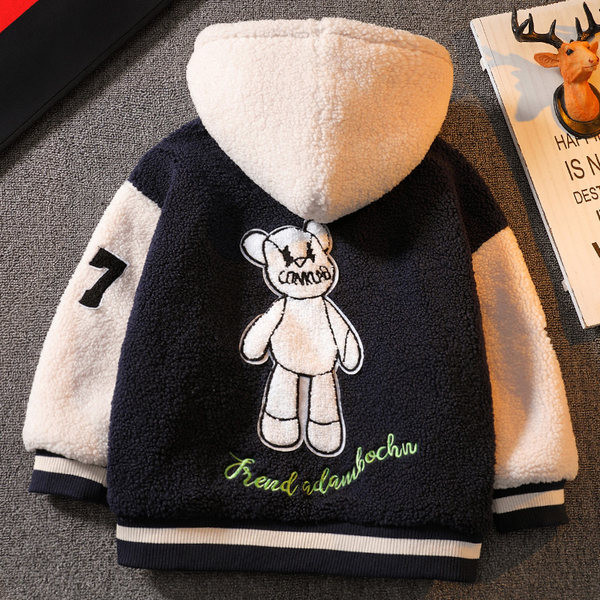 Fiúknak megfelelő gyerekkabát kapucnival és rátéttel