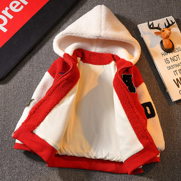 Fiúknak megfelelő gyerekkabát kapucnival és rátéttel