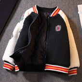 Gyerek kabát alacsony gallérral és hímzéssel