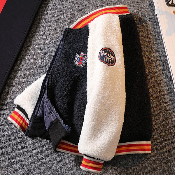 Gyerek kabát alacsony gallérral és hímzéssel