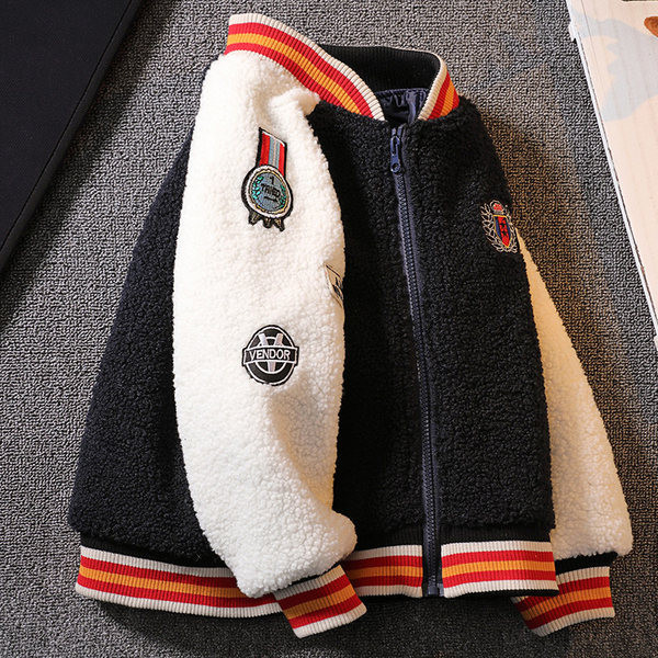 Gyerek kabát alacsony gallérral és hímzéssel