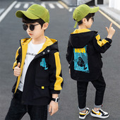 Modern gyerekkabát kapucnival és mintával fiúknak