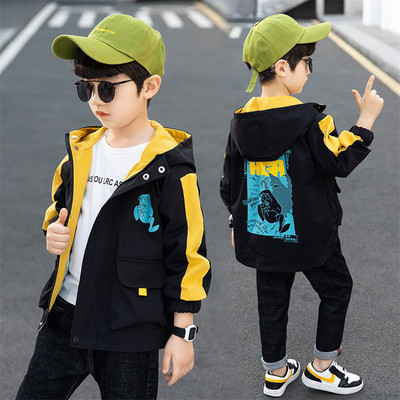 Modern gyerekkabát kapucnival és mintával fiúknak