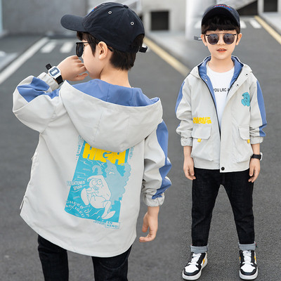 Modern gyerekkabát kapucnival és mintával fiúknak