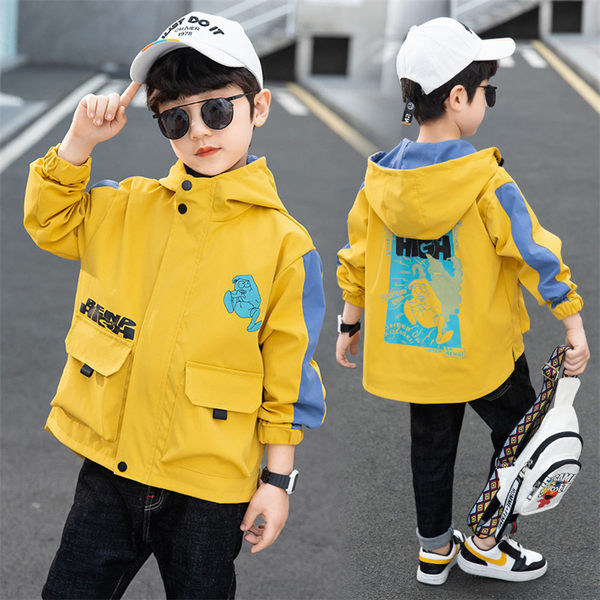 Modern gyerekkabát kapucnival és mintával fiúknak