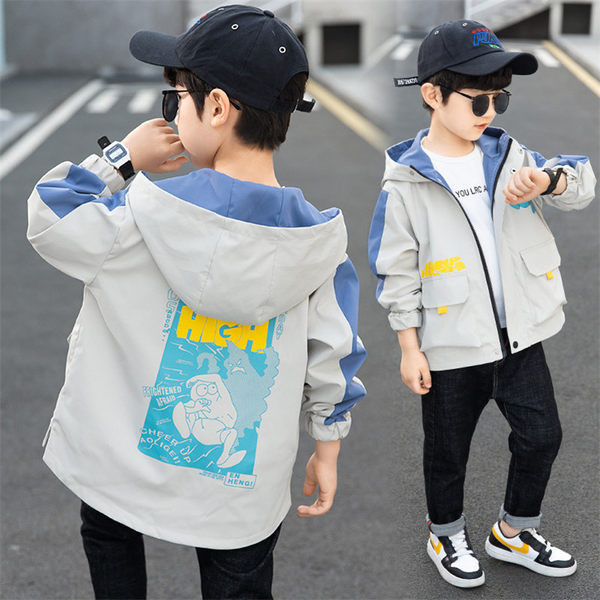 Modern gyerekkabát kapucnival és mintával fiúknak