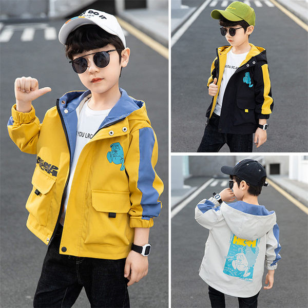 Modern gyerekkabát kapucnival és mintával fiúknak