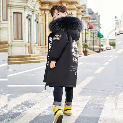 Moodne aplikatsiooni ja kapuutsiga laste jope