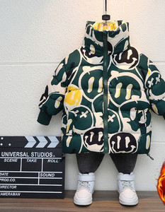 Gyermek téli kabát fiúknak rátéttel és cipzárral