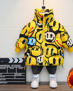 Gyermek téli kabát fiúknak rátéttel és cipzárral