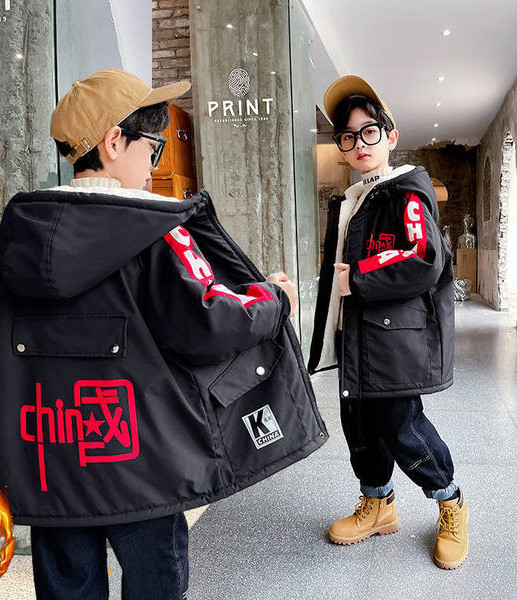 Gyermek téli kabát fekete felirattal