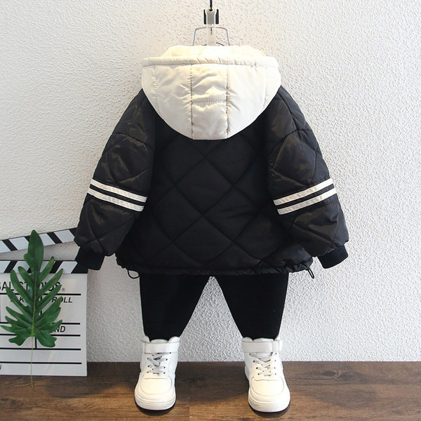 Tepitud efektiga laste jope poistele