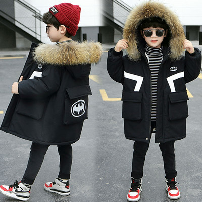 Gyerek téli kabát fiúknak, nagy zsebekkel és pehely kapucnival