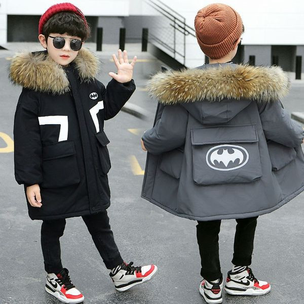 Gyerek téli kabát fiúknak, nagy zsebekkel és pehely kapucnival