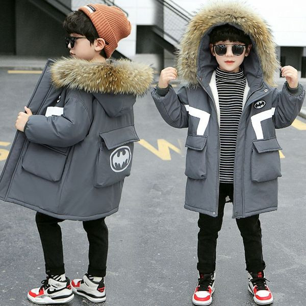 Gyerek téli kabát fiúknak, nagy zsebekkel és pehely kapucnival