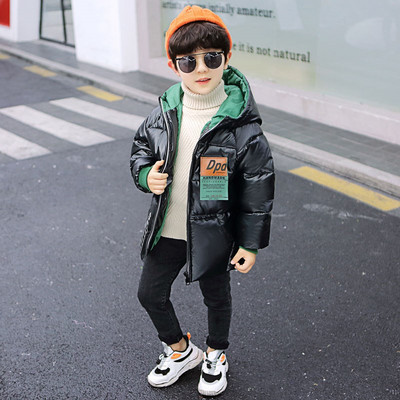 Fényes hatású, kapucnival ellátott téli gyerekkabát - fiúknak