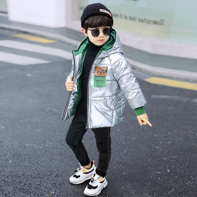 Fényes hatású, kapucnival ellátott téli gyerekkabát - fiúknak