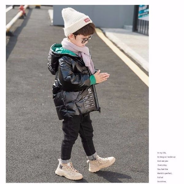 Fényes hatású, kapucnival ellátott téli gyerekkabát - fiúknak