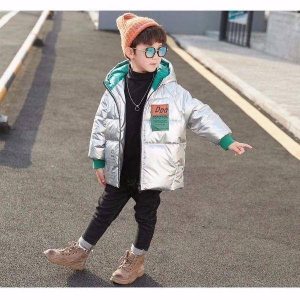 Fényes hatású, kapucnival ellátott téli gyerekkabát - fiúknak