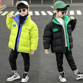 Gyermekkabát magas gallérral és emblémával