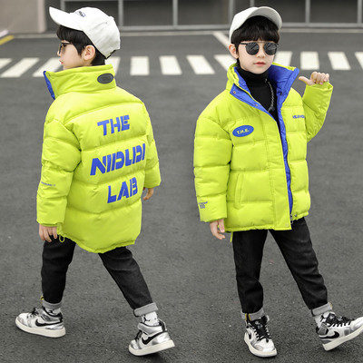 Gyermekkabát magas gallérral és emblémával