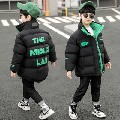 Gyermekkabát magas gallérral és emblémával