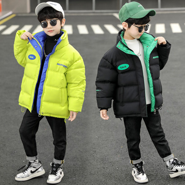 Gyermekkabát magas gallérral és emblémával