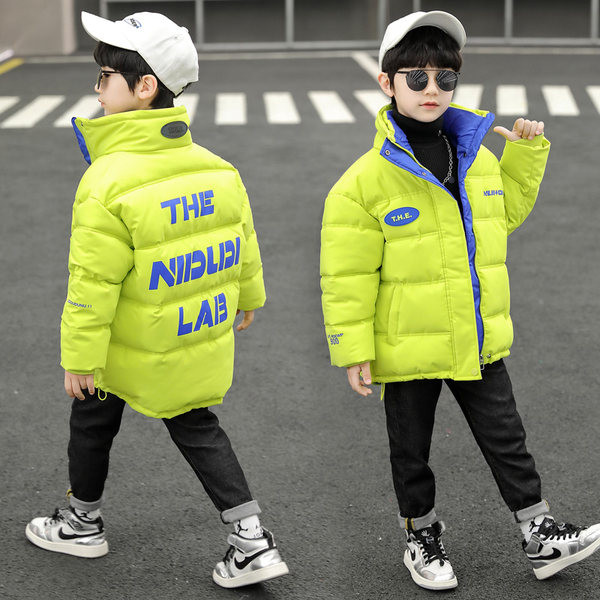 Gyermekkabát magas gallérral és emblémával