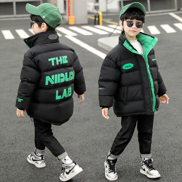 Gyermekkabát magas gallérral és emblémával