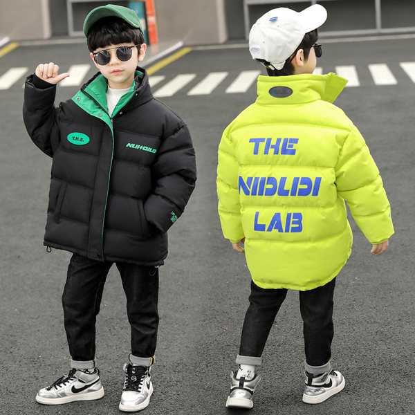 Gyermekkabát magas gallérral és emblémával