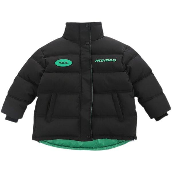 Gyermekkabát magas gallérral és emblémával