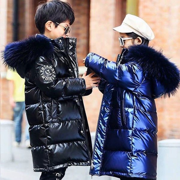 Hosszú, kék és fekete tollas gyerekkabát