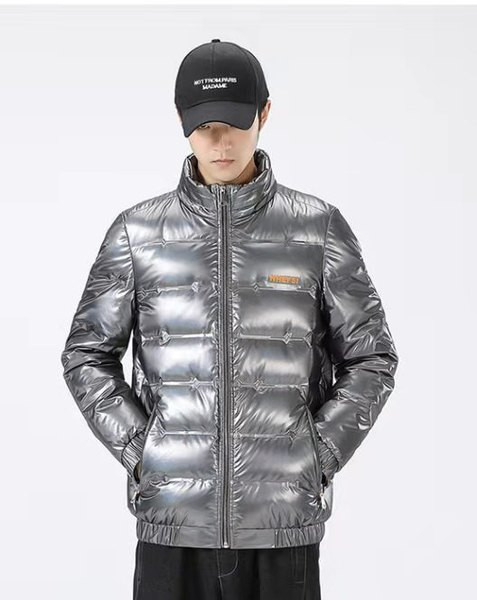 Gyermek téli kabát új modellje, hátoldalán mintával