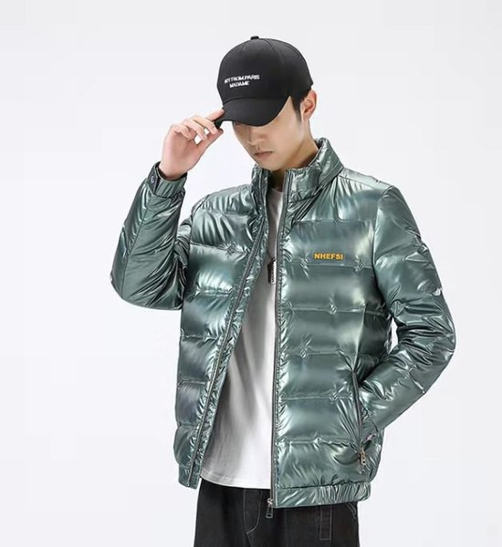 Gyermek téli kabát új modellje, hátoldalán mintával