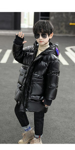 Közepes hosszúságú vastag téli kabát fiúknak