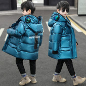 Közepes hosszúságú vastag téli kabát fiúknak