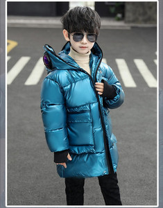 Közepes hosszúságú vastag téli kabát fiúknak