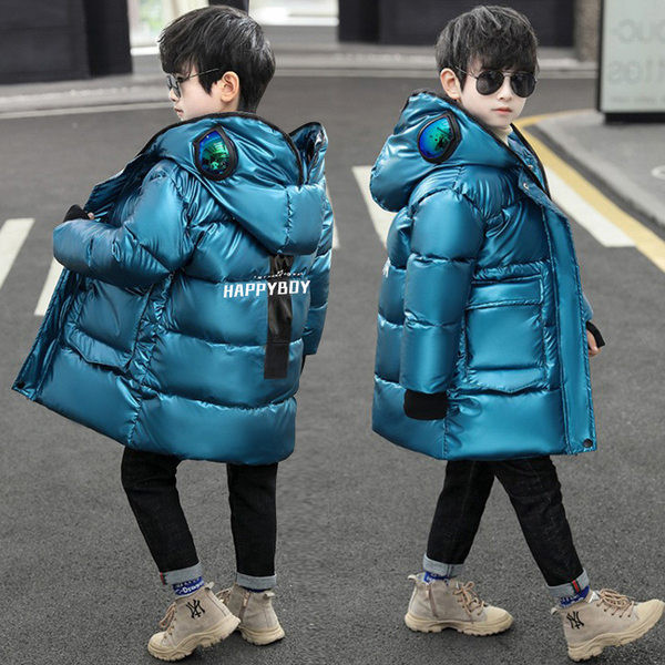 Közepes hosszúságú vastag téli kabát fiúknak