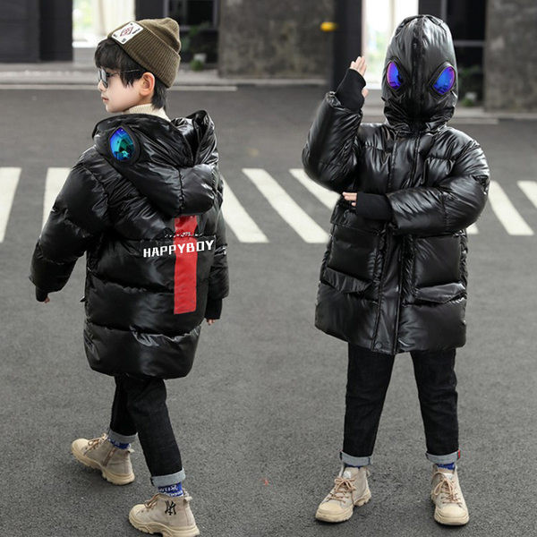 Közepes hosszúságú vastag téli kabát fiúknak