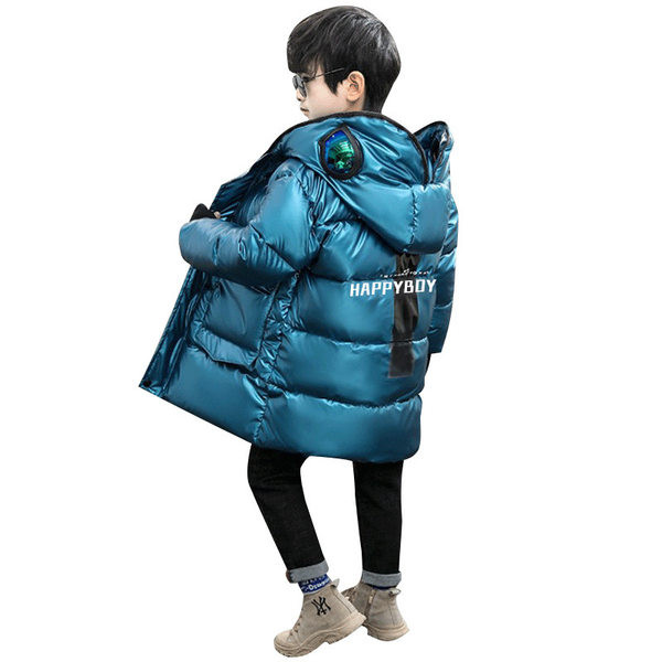 Közepes hosszúságú vastag téli kabát fiúknak