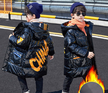 Νέο μοντέλο παιδικό μπουφάν για αγόρια με επιγραφή και κουκούλα