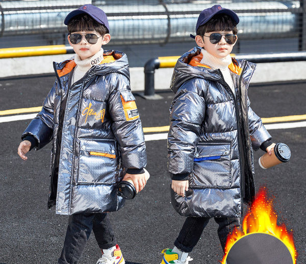 Νέο μοντέλο παιδικό μπουφάν για αγόρια με επιγραφή και κουκούλα