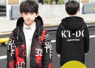 Színes gyerekkabát kapucnival