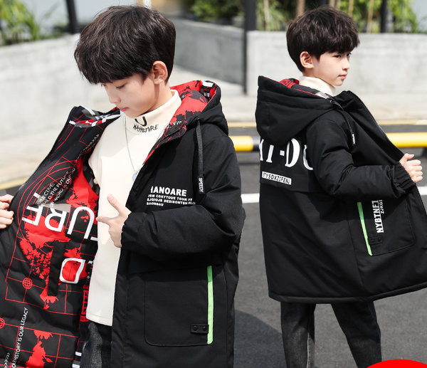 Színes gyerekkabát kapucnival