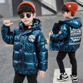 Téli gyerekkabát kapucnival és feliratokkal