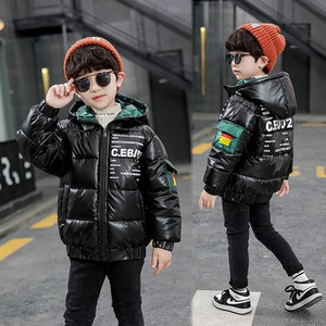 Téli gyerekkabát kapucnival és feliratokkal