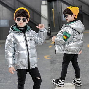 Téli gyerekkabát kapucnival és feliratokkal