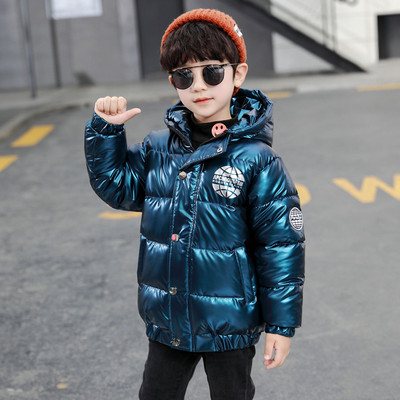 Téli gyerekkabát kapucnival és feliratokkal