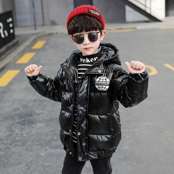 Téli gyerekkabát kapucnival és feliratokkal