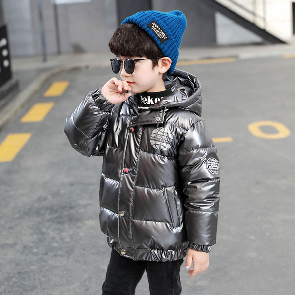 Téli gyerekkabát kapucnival és feliratokkal